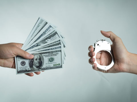 徇私舞弊不征、少征稅款罪