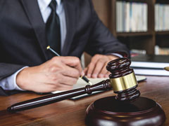 <b>經(jīng)濟(jì)犯罪類型全解析：上海刑事案件律師專業(yè)分類指南</b>